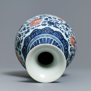 Een Chinese blauw-witte en onderglazuur rode yuhuchunping vaas, Qianlong — foto 6