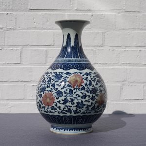 Een Chinese blauw-witte en onderglazuur rode yuhuchunping vaas, Qianlong — foto 8