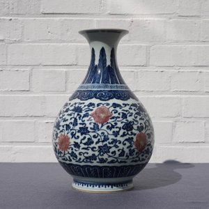Een Chinese blauw-witte en onderglazuur rode yuhuchunping vaas, Qianlong — foto 10