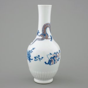 Een Chinese blauw-witte en onderglazuur rood vaas met een draak, Kangxi — foto 3