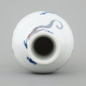 Een Chinese blauw-witte en onderglazuur rood vaas met een draak, Kangxi — foto 6