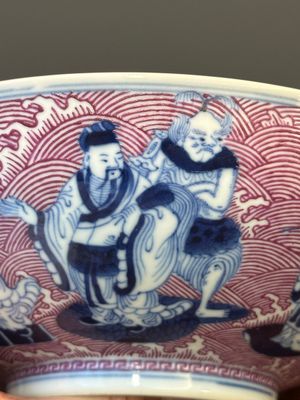Een Chinese blauw-witte en rose-geëmailleerde kom met 'Acht Onsterfelijken', Guangxu merk en periode — foto 9