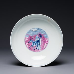 Een Chinese blauw-witte en rose-geëmailleerde kom met 'Acht Onsterfelijken', Guangxu merk en periode — foto 1