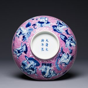 Een Chinese blauw-witte en rose-geëmailleerde kom met 'Acht Onsterfelijken', Guangxu merk en periode — foto 8