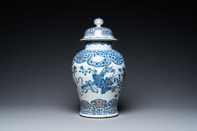 Een Chinese blauw-witte en vergulde dekselvaas, Kangxi/Yongzheng
