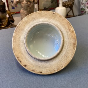 Een Chinese blauw-witte en vergulde dekselvaas, Kangxi/Yongzheng — foto 11