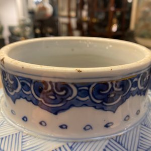 Een Chinese blauw-witte en vergulde dekselvaas, Kangxi/Yongzheng — foto 14