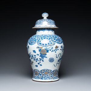 Een Chinese blauw-witte en vergulde dekselvaas, Kangxi/Yongzheng — foto 2