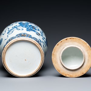Een Chinese blauw-witte en vergulde dekselvaas, Kangxi/Yongzheng — foto 6