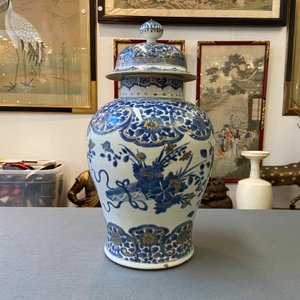 Een Chinese blauw-witte en vergulde dekselvaas, Kangxi/Yongzheng — foto 7