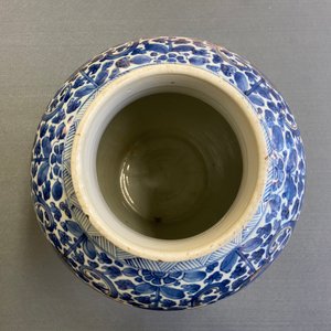 Een Chinese blauw-witte en vergulde dekselvaas, Kangxi/Yongzheng — foto 9