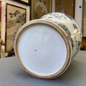 Een Chinese blauw-witte en vergulde dekselvaas, Kangxi/Yongzheng — foto 10