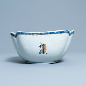 Een Chinese blauw-witte en vergulde kom voor de Engelse markt met het wapen van Gale, Qianlong — foto 3