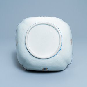 Een Chinese blauw-witte en vergulde kom voor de Engelse markt met het wapen van Gale, Qianlong — foto 6