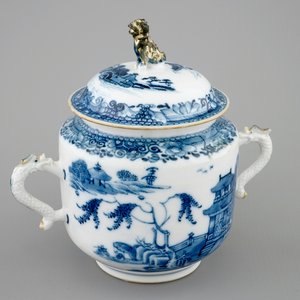 Een Chinese blauw-witte en vergulde suikerpot met deksel, Qianlong — foto 1