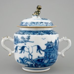 Een Chinese blauw-witte en vergulde suikerpot met deksel, Qianlong — foto 4