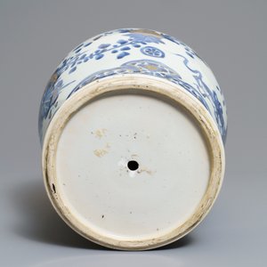 Een Chinese blauw-witte en vergulde vaas met floraal decor, Kangxi — foto 6