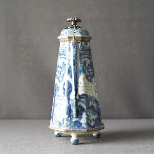 Een Chinese blauw-witte 'Europa en de stier' koffiekan met zilveren monturen, Kangxi — foto 12