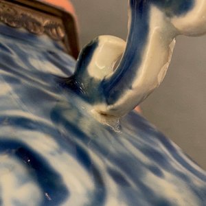 Een Chinese blauw-witte 'Europa en de stier' koffiekan met zilveren monturen, Kangxi — foto 15