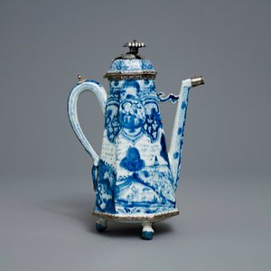 Een Chinese blauw-witte 'Europa en de stier' koffiekan met zilveren monturen, Kangxi — foto 2