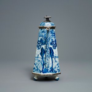 Een Chinese blauw-witte 'Europa en de stier' koffiekan met zilveren monturen, Kangxi — foto 5