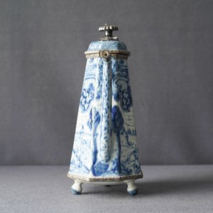 Een Chinese blauw-witte 'Europa en de stier' koffiekan met zilveren monturen, Kangxi — foto 10
