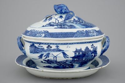 Een Chinese blauw-witte export porseleinen terrine op onderschaal, Qianlong, 18e eeuw