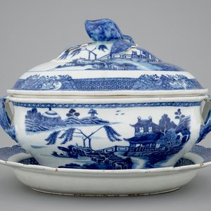 Een Chinese blauw-witte export porseleinen terrine op onderschaal, Qianlong, 18e eeuw — foto 2