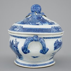 Een Chinese blauw-witte export porseleinen terrine op onderschaal, Qianlong, 18e eeuw — foto 4