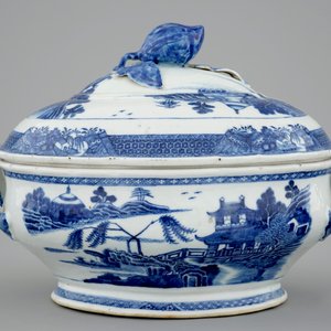 Een Chinese blauw-witte export porseleinen terrine op onderschaal, Qianlong, 18e eeuw — foto 5