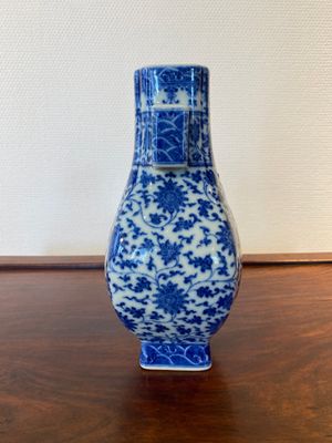 Een Chinese blauw-witte 'fanghu' vaas met lotusslingers, Qianlong merk, 19/20e eeuw — foto 2