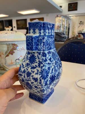 Een Chinese blauw-witte 'fanghu' vaas met lotusslingers, Qianlong merk, 19/20e eeuw — foto 10