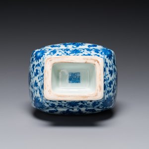 Een Chinese blauw-witte 'fanghu' vaas met lotusslingers, Qianlong merk, 19/20e eeuw — foto 5