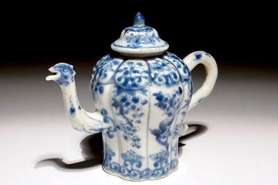 Een Chinese blauw-witte "feniks" theepot, Kangxi