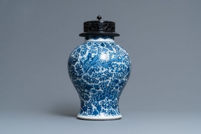 Een Chinese blauw-witte 'feniksen' vaas, Kangxi