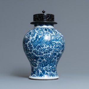 Een Chinese blauw-witte 'feniksen' vaas, Kangxi — foto 1