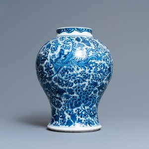 Een Chinese blauw-witte 'feniksen' vaas, Kangxi — foto 2