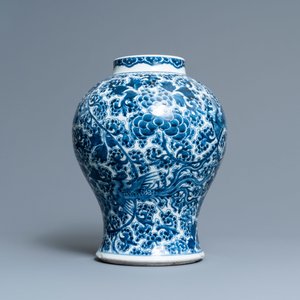 Een Chinese blauw-witte 'feniksen' vaas, Kangxi — foto 5