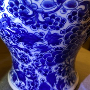 Een Chinese blauw-witte 'feniksen' vaas, Kangxi — foto 9