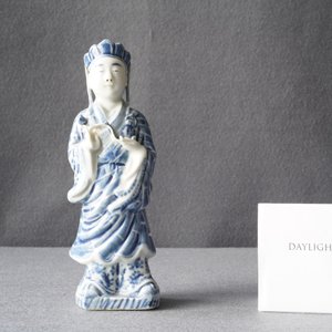 Een Chinese blauw-witte figuur van een staande Bodhisattva, 19e eeuw — foto 8