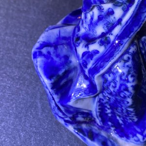 Een Chinese blauw-witte figuur van een zittende Guanyin, 19e eeuw — foto 12