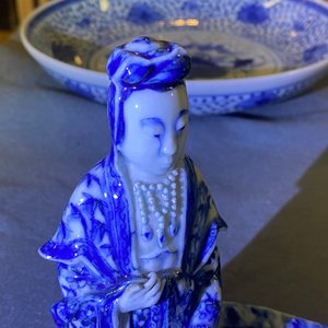 Een Chinese blauw-witte figuur van een zittende Guanyin, 19e eeuw — foto 13