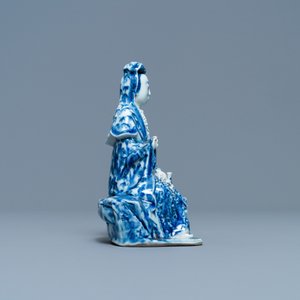 Een Chinese blauw-witte figuur van een zittende Guanyin, 19e eeuw — foto 3