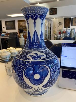 Een Chinese blauw-witte flesvormige vaas, 19e eeuw — foto 1