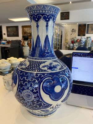 Een Chinese blauw-witte flesvormige vaas, 19e eeuw — foto 2
