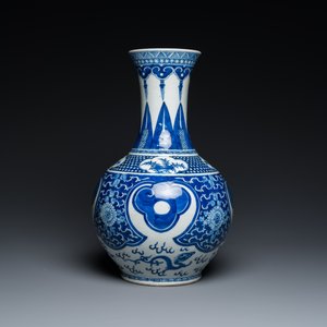 Een Chinese blauw-witte flesvormige vaas, 19e eeuw — foto 4