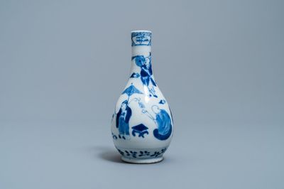 Een Chinese blauw-witte flesvormige vaas, 19e eeuw