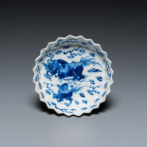 Een Chinese blauw-witte flesvormige vaas, een tazza en een paar famille rose koppen en schotels, Kangxi en later — foto 14