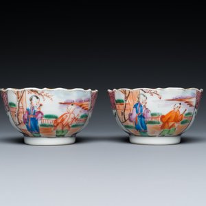 Een Chinese blauw-witte flesvormige vaas, een tazza en een paar famille rose koppen en schotels, Kangxi en later — foto 18