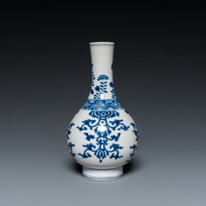Een Chinese blauw-witte flesvormige vaas, een tazza en een paar famille rose koppen en schotels, Kangxi en later — foto 6